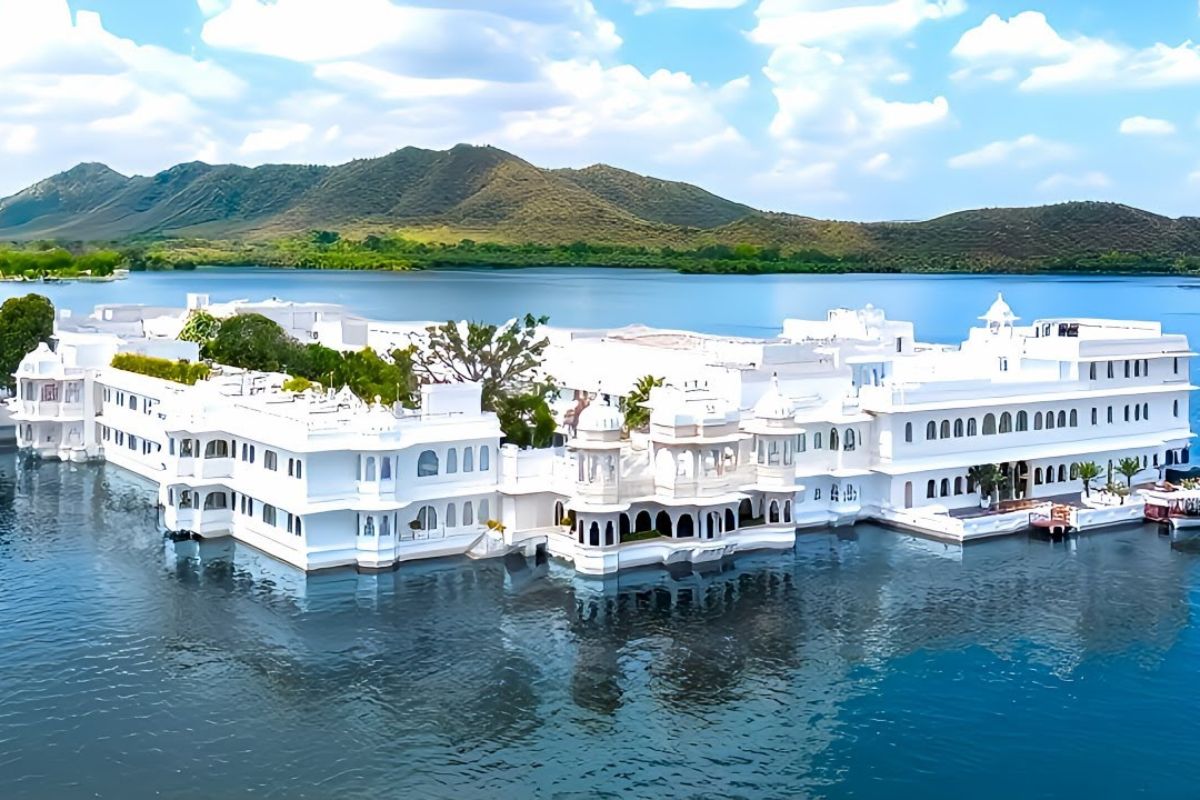 Palácio de mármore em Udaipur isolado em lago oferece suítes históricas e acesso apenas de barco, com diárias altas, experiências cênicas e estrutura de hotel de luxo em cenário real.