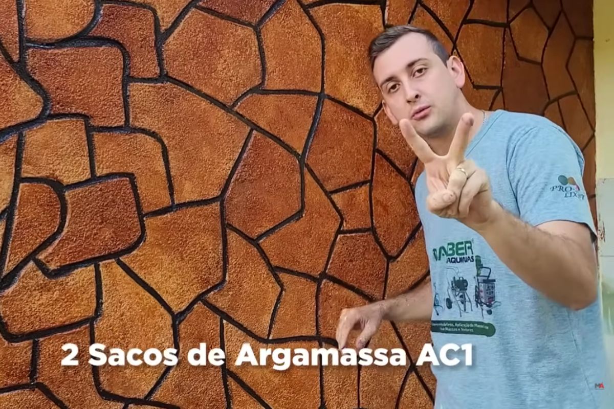 mestre do acabamento cria parede de pedra barata com argamassa AC1, rolo macarrão e verniz à base de água em passo a passo doméstico simples.