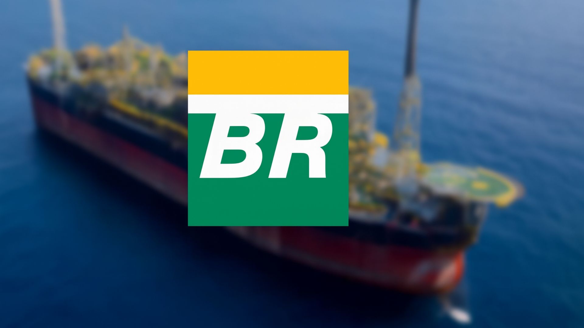 Vista aérea levemente desfocada de um navio FPSO da Petrobras em alto-mar, com o logotipo da empresa centralizado e em destaque.