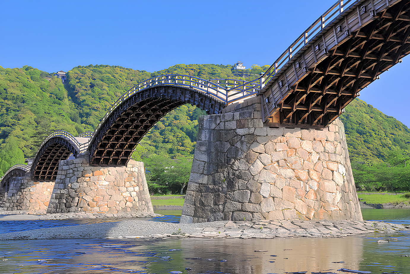 Com estrutura totalmente de madeira encaixada, cinco arcos consecutivos e quase 200 metros de extensão, esta ponte histórica atravessa um rio sem usar aço, concreto, pregos ou qualquer argamassa