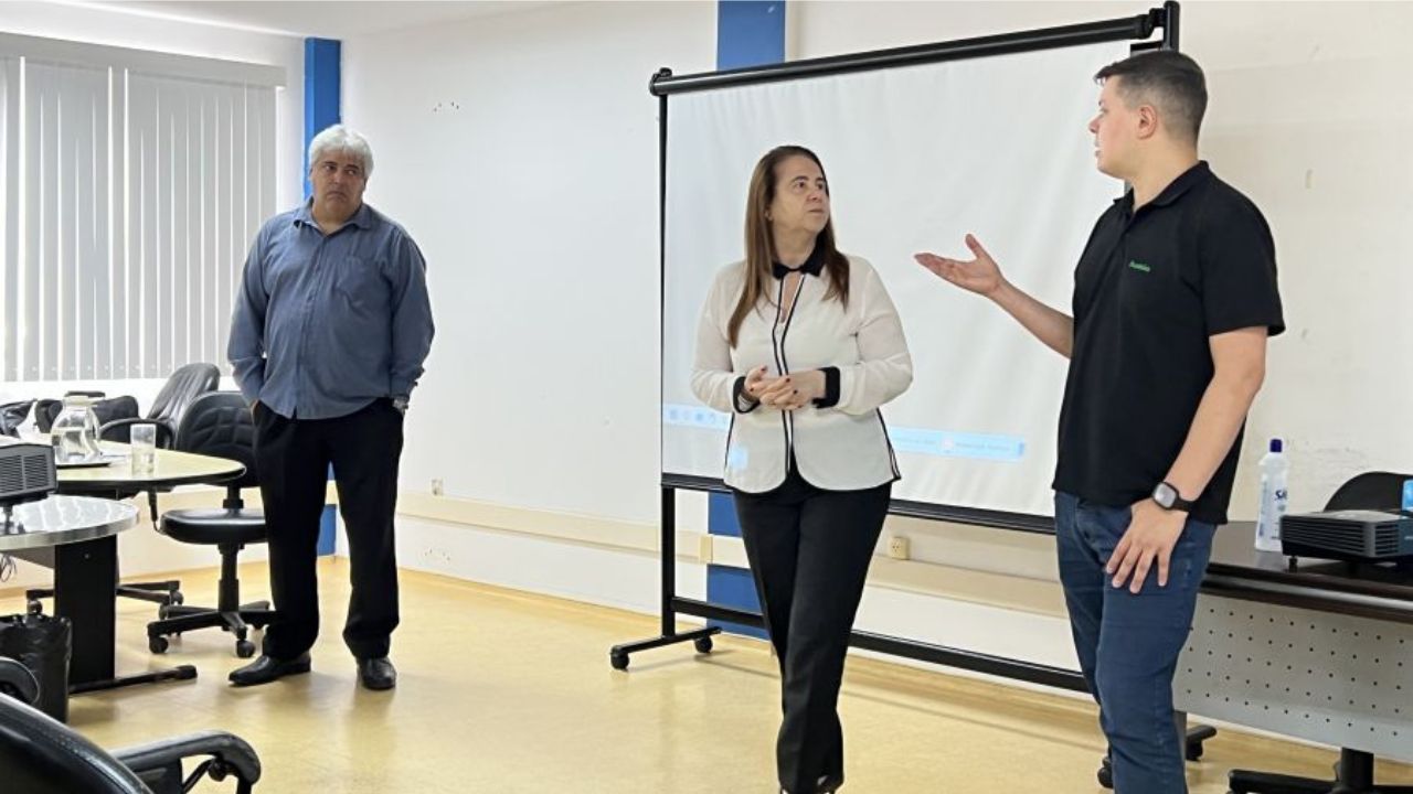 Representantes da Prefeitura de Rio das Ostras e da empresa Oceânica apresentam projeto de qualificação offshore em sala do Centro de Qualificação da ZEN.