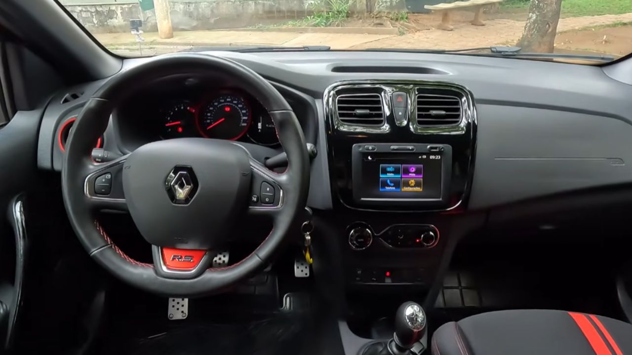 Renault Sandero RS 2022 entrega motor 2.0 aspirado, câmbio manual, suspensão dura, freio a disco nas quatro rodas e diversão real por cerca de R$ 80 mil no mercado de usados (1)