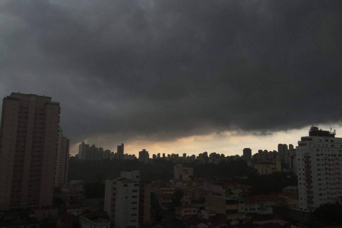 São Paulo entra em alerta por chuva forte, com ciclone extratropical e frente fria elevando risco de alagamento em diversos bairros da capital.