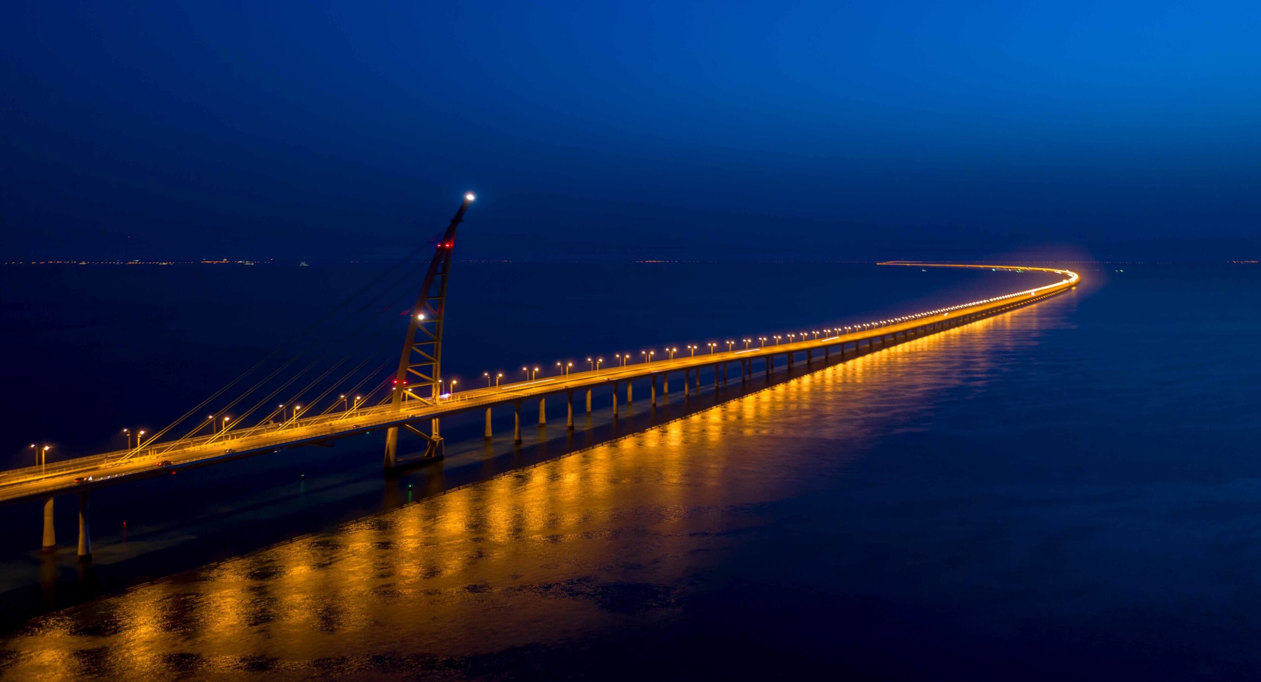 Com quase 50 km de extensão, milhares de pilares de concreto cravados em áreas pantanosas e custo estimado em US$ 3,6 bilhões, esta estrada elevada corta o deserto e se tornou uma das maiores obras viárias já erguidas no Oriente Médio