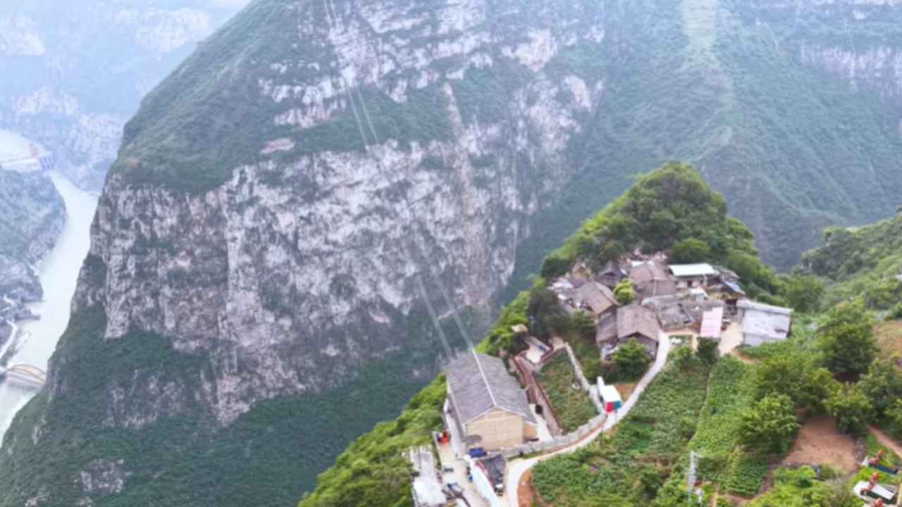 Vila construída em penhasco a mais de 1.400 metros desafia a lógica, vive sem estrada, depende de trilhas, mulas e teleférico, sobrevive há séculos e impressiona turistas
