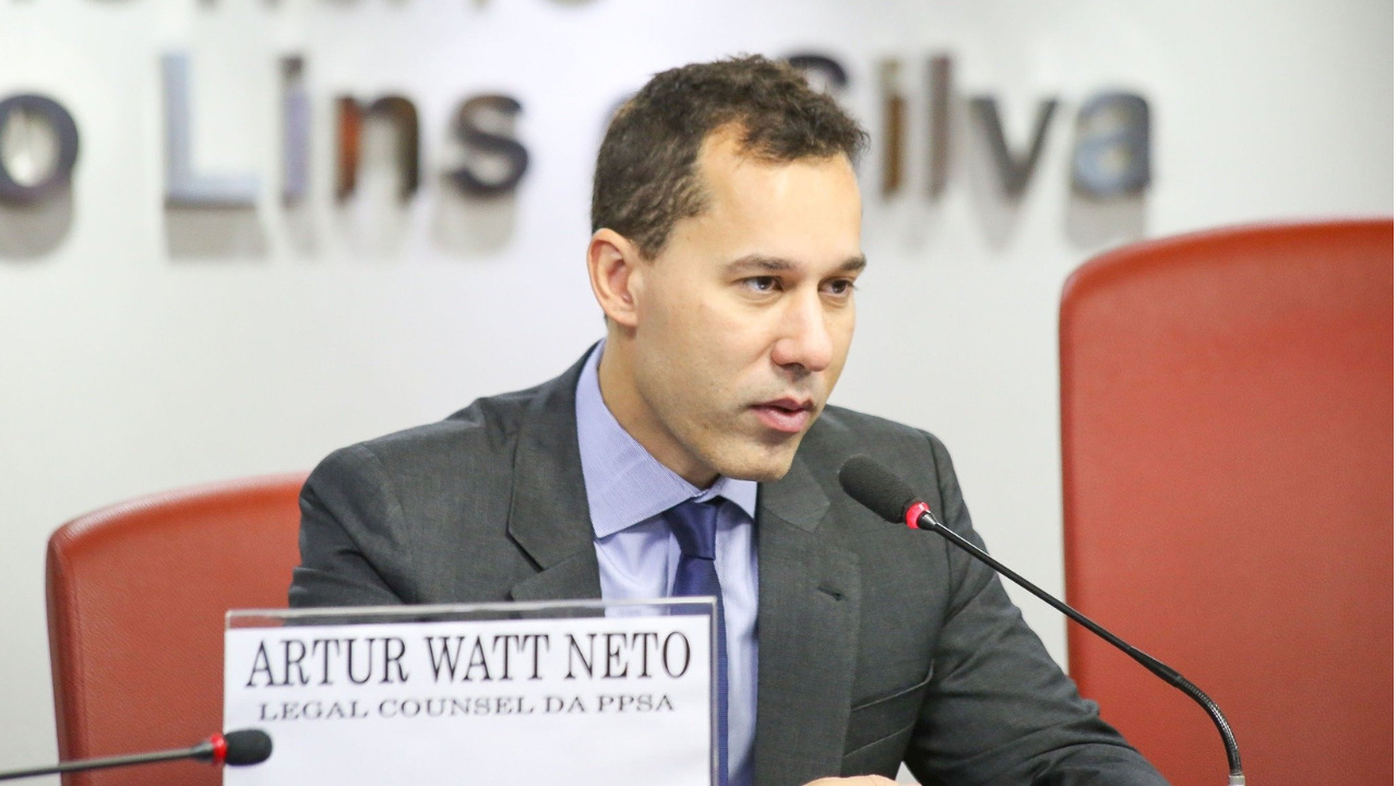 Diretor da ANP afirma que o Brasil vive o momento ideal para ampliar a exploração do pré-sal, com atenção à reposição de reservas e à fiscalização do setor.