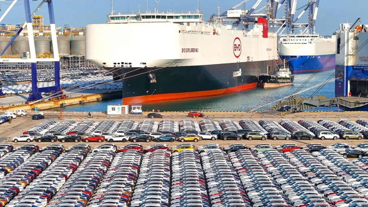 BYD vende 2.066.000 carros elétricos em 11 meses, supera recorde da Tesla, totaliza 4,182 milhões no ano e impulsiona exportações com 131.935 unidades em novembro