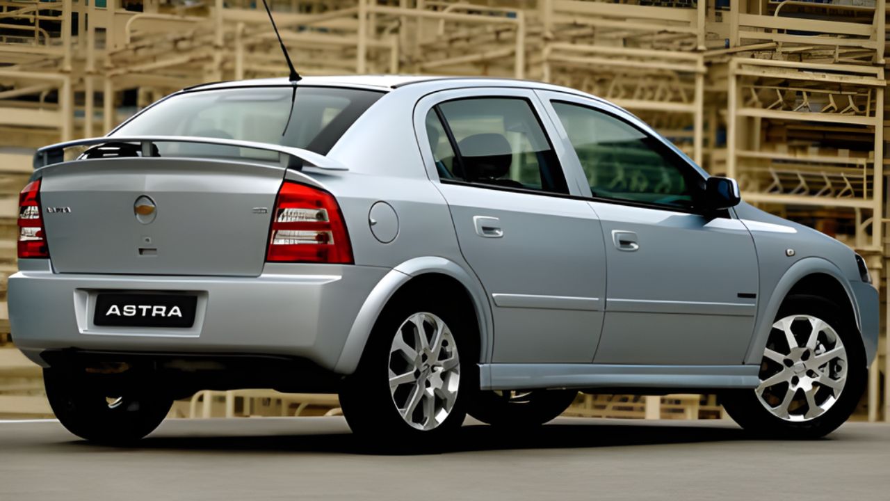 Entenda por que os clássicos Chevrolet Astra, Corsa e Vectra não serão mais vendidos no Brasil: mudança de dona, direitos de nome e estratégia da Stellantis explicam o fim.