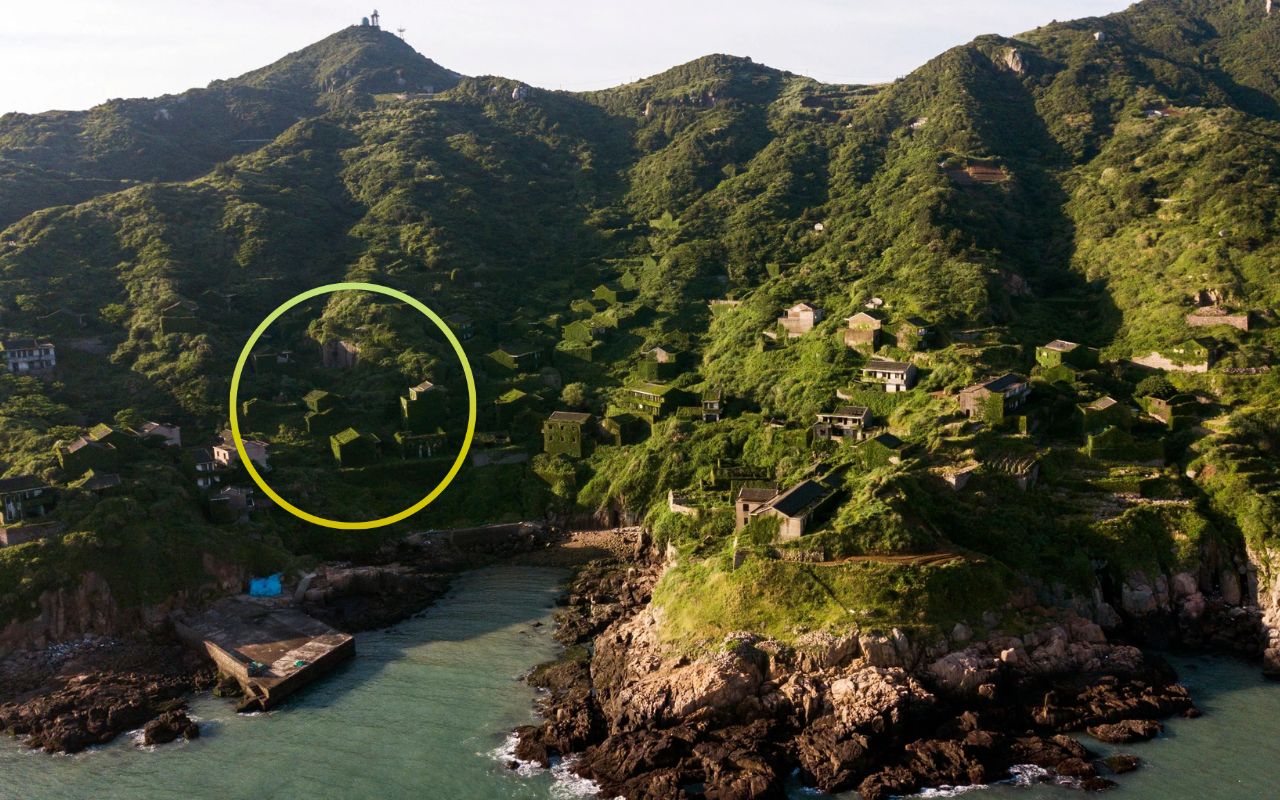 Conheça Houtouwan, uma cidade abandonada na China coberta por vegetação após décadas de abandono. Veja como a natureza transformou esse vilarejo pesqueiro em destino turístico surreal.