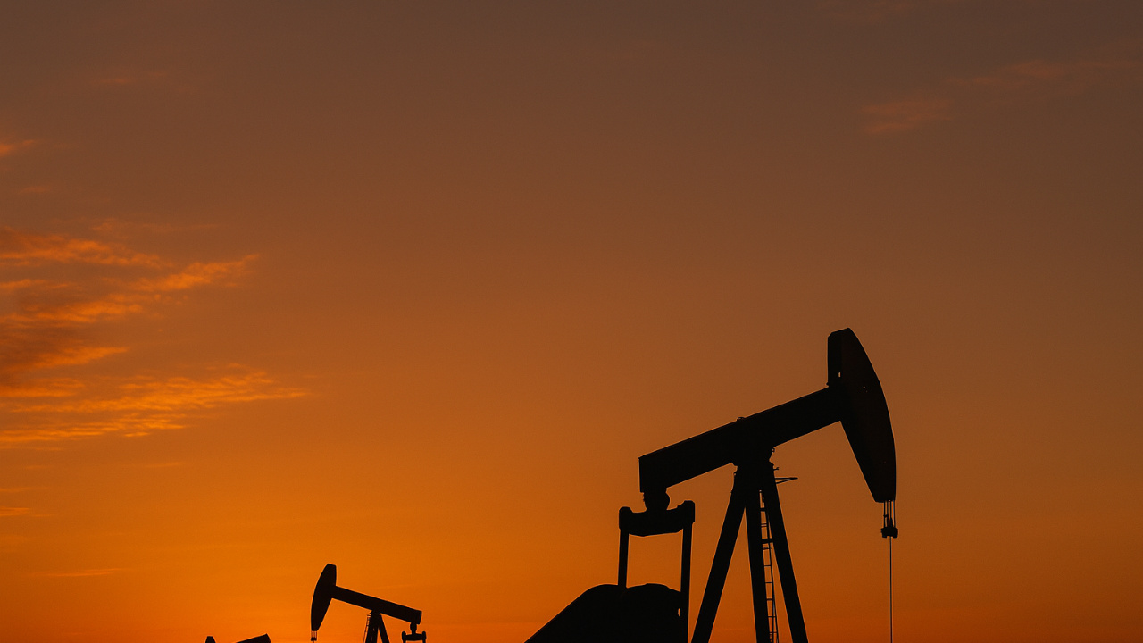 Após reunião deste domingo, a Opep+ confirma que vai manter nível atual de produção de petróleo no 1º tri de 2026