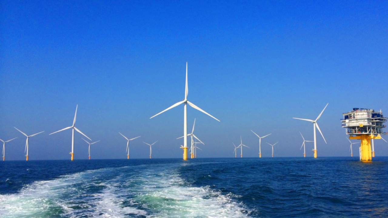 Rio Grande do Norte concentra 14 projetos de energia eólica offshore no Brasil, porém entraves regulatórios e ambientais mantêm investimentos parados à espera de regras claras.