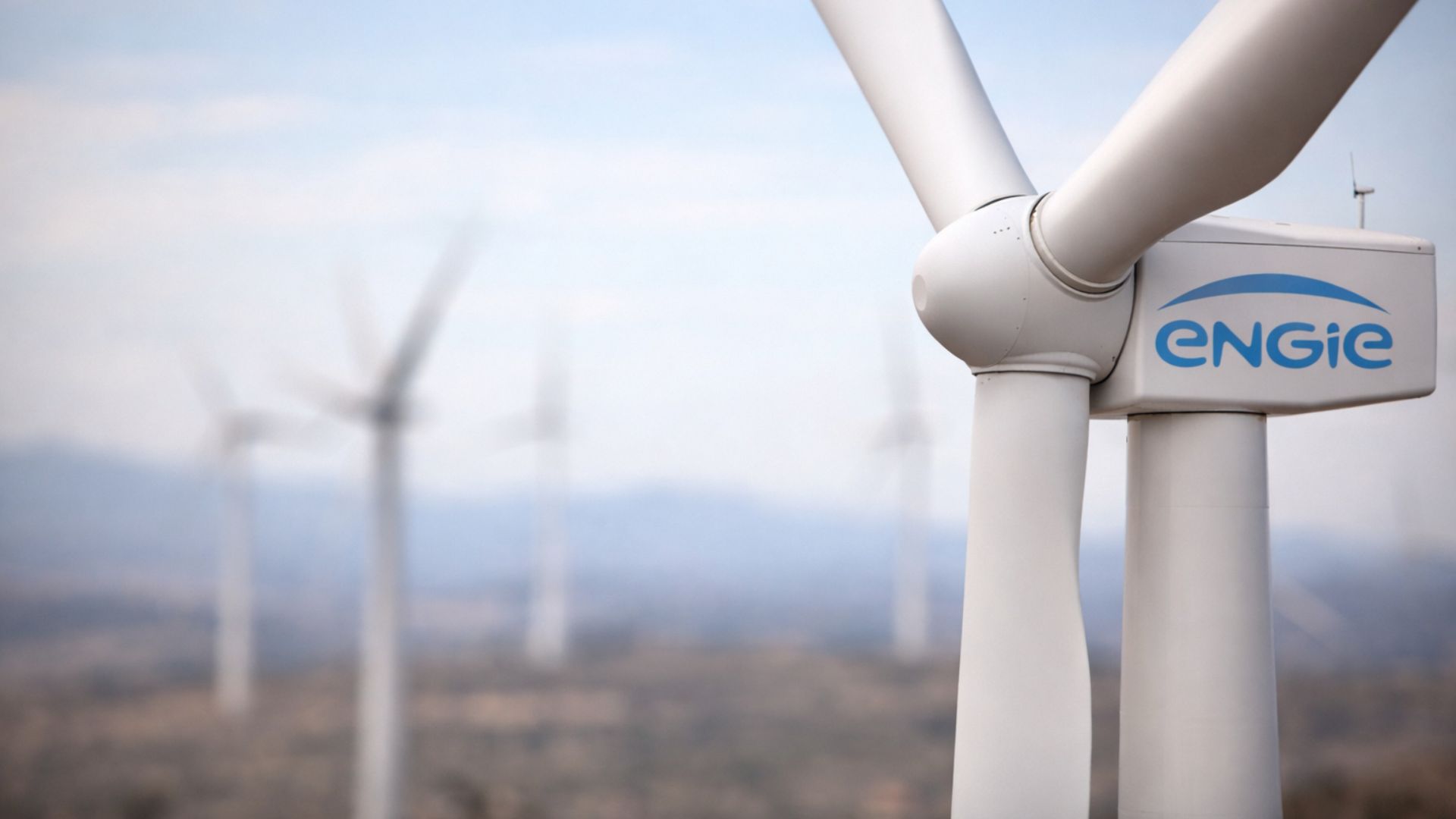 Turbina eólica da Engie em primeiro plano com parque eólico ao fundo, representando a operação comercial total do complexo Serra do Assuruá na Bahia