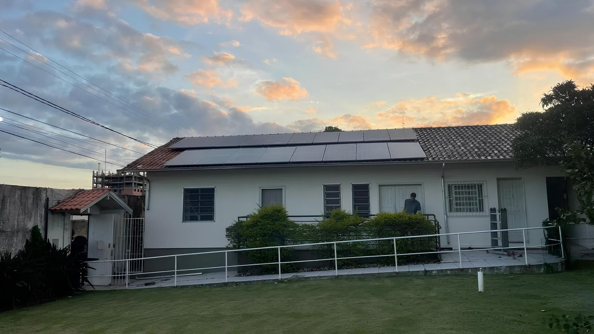 Sistema de energia solar instalado no telhado do Abrigo dos Velhinhos de Tubarão, com painéis fotovoltaicos gerando energia limpa para a instituição
