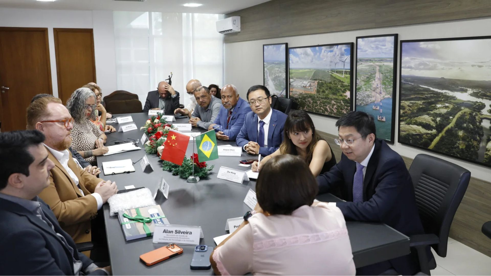 Autoridades brasileiras e representantes do grupo chinês State Grid participam de reunião institucional sobre investimento de R$ 800 milhões em energia solar no Rio Grande do Norte.