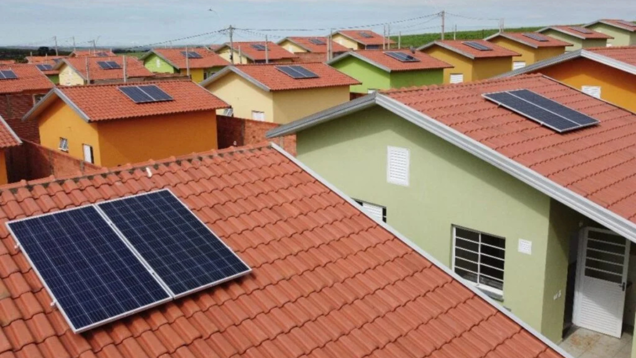 Caixa Econômica Federal lança linha de crédito para energia solar no Programa Reforma Casa Brasil, permitindo a famílias de baixa renda reduzir custos e melhorar a moradia.