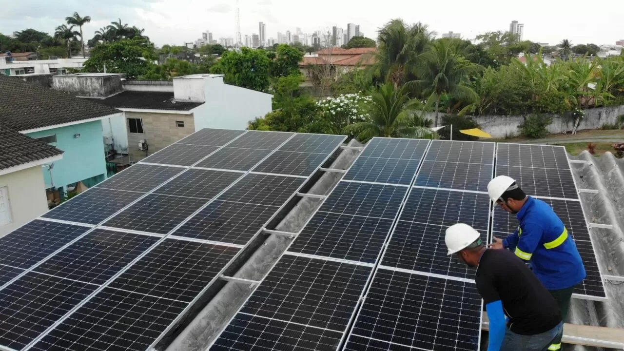 Recife lança licitação para uso de energia solar em prédios públicos, com previsão de economia anual superior a R$ 8 milhões e redução significativa de emissões de CO₂.