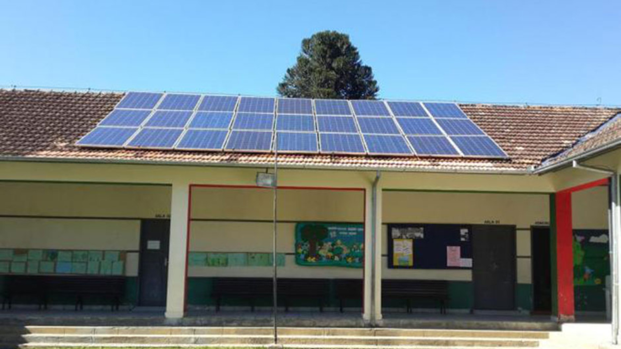 Projeto aprovado em 1º turno pela Câmara de Belo Horizonte autoriza a instalação de energia solar nas escolas municipais, priorizando unidades em áreas vulneráveis e prevendo ações de educação ambiental.