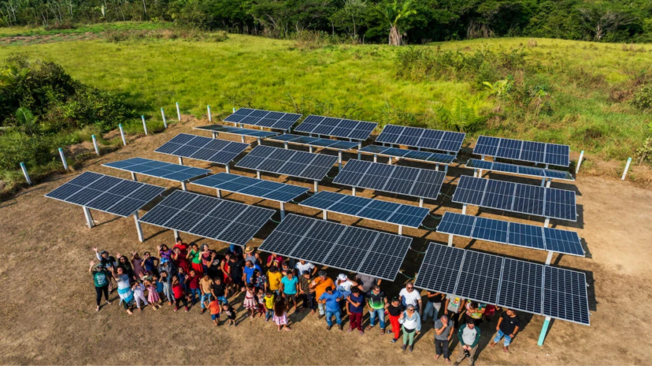 Distrito no sul do Amazonas adota energia solar por meio de minirrede fotovoltaica, reduz custos, elimina diesel e muda a rotina da comunidade.