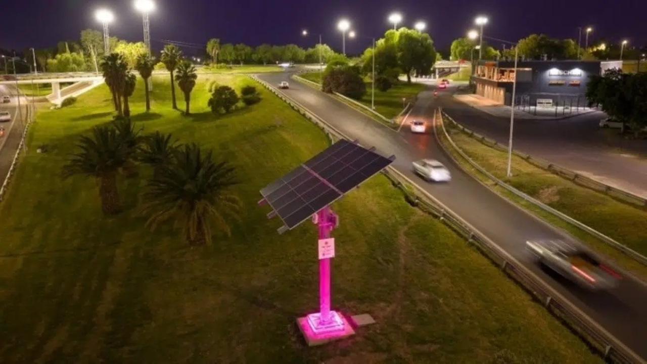 Província de San Juan inaugura a primeira rodovia da Argentina com iluminação 100% em energia solar, unindo inovação tecnológica, sustentabilidade e redução de custos.