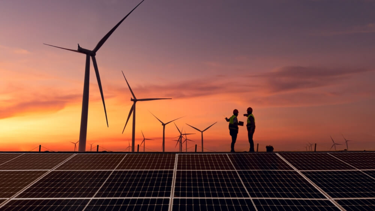 Com energias renováveis representando metade da matriz, Brasil supera média global e da OCDE, impulsionado por solar, eólica e biocombustíveis.