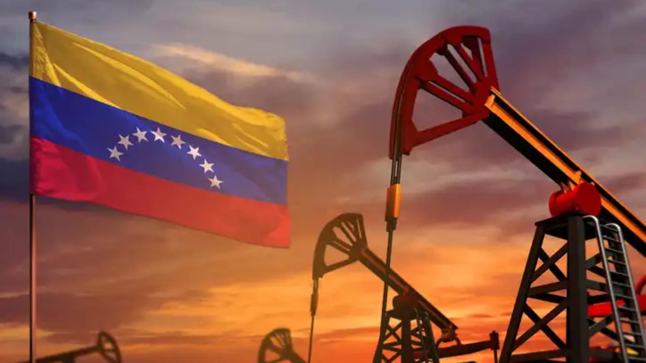 Exportações de petróleo da Venezuela alcançam 921 mil barris diários em novembro, impulsionadas pelo uso de diluentes e maior envio à China.