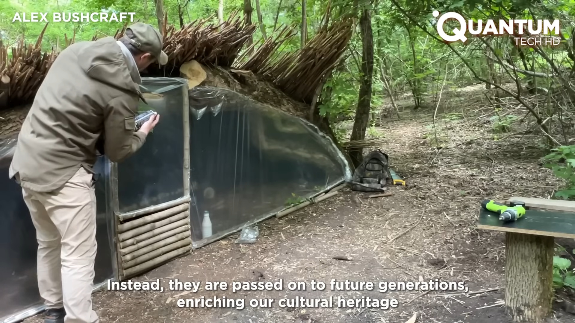 Após falhar ao escavar uma caverna na montanha, homem adapta o projeto e constrói um abrigo de juncos usando técnicas primitivas de bushcraft