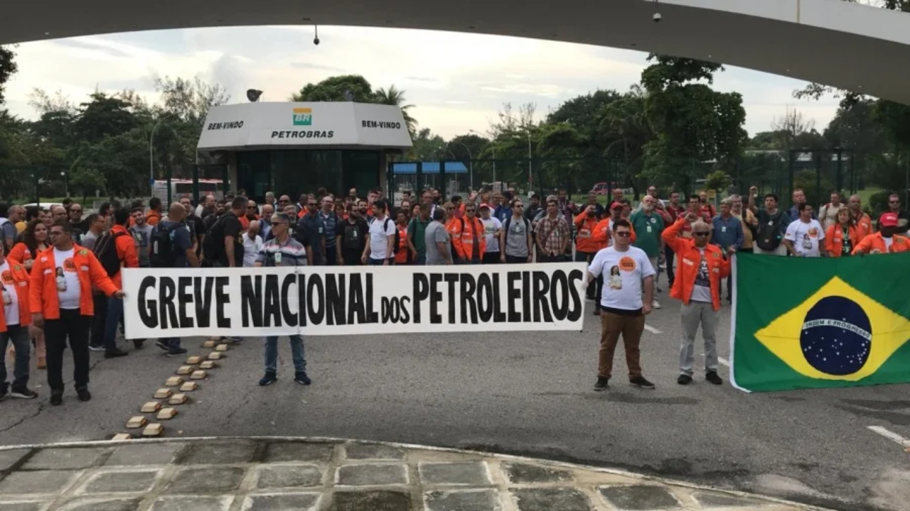 Mesmo com greve nacional por tempo indeterminado, a Petrobras afirma que a produção de petróleo e derivados segue normal. Empresa acionou equipes de contingência e diz que o abastecimento ao mercado está garantido.
