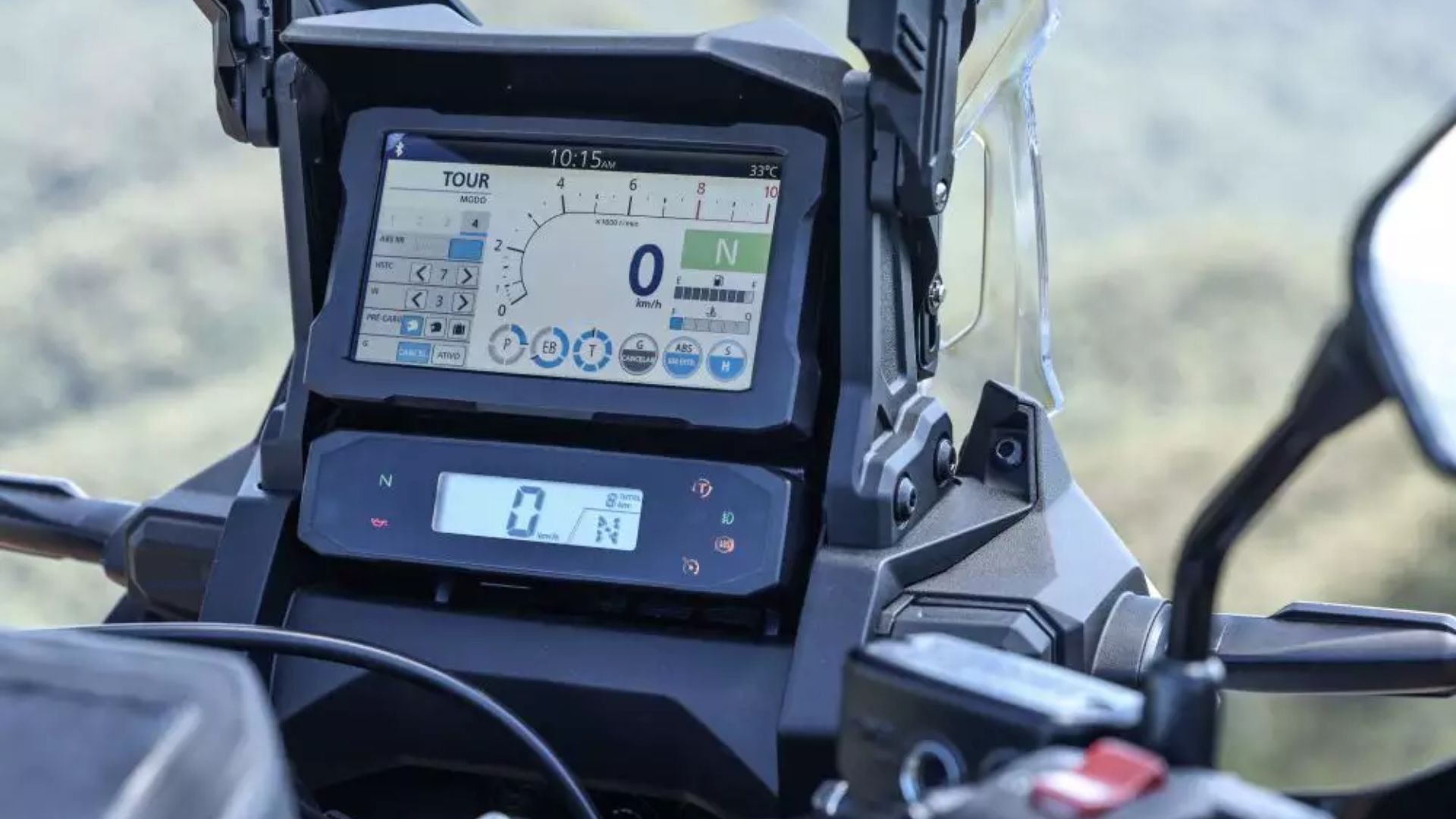 Honda CRF1100L Africa Twin 2026 em expedição off-road com roda de 19" e suspensão eletrônica.