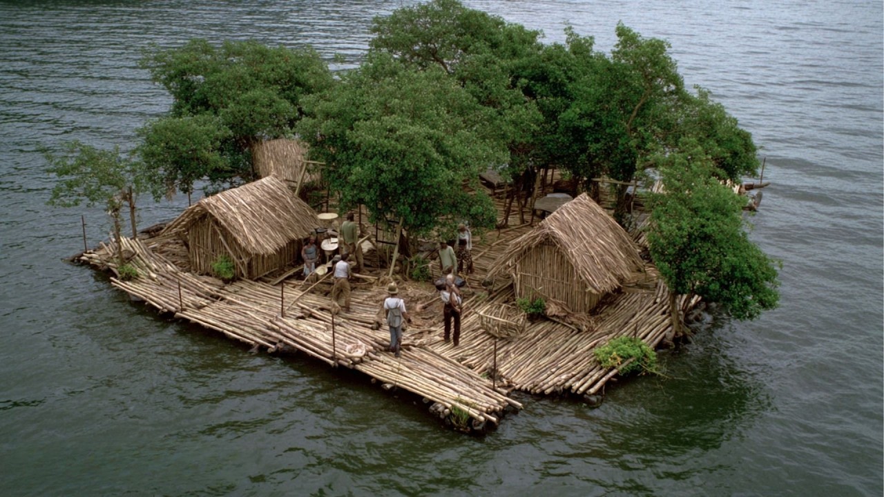 Homem constrói sozinho uma vila flutuante autossuficiente, vive isolado e mantém tudo funcionando sem eletricidade convencional, vizinhos ou máquinas modernas