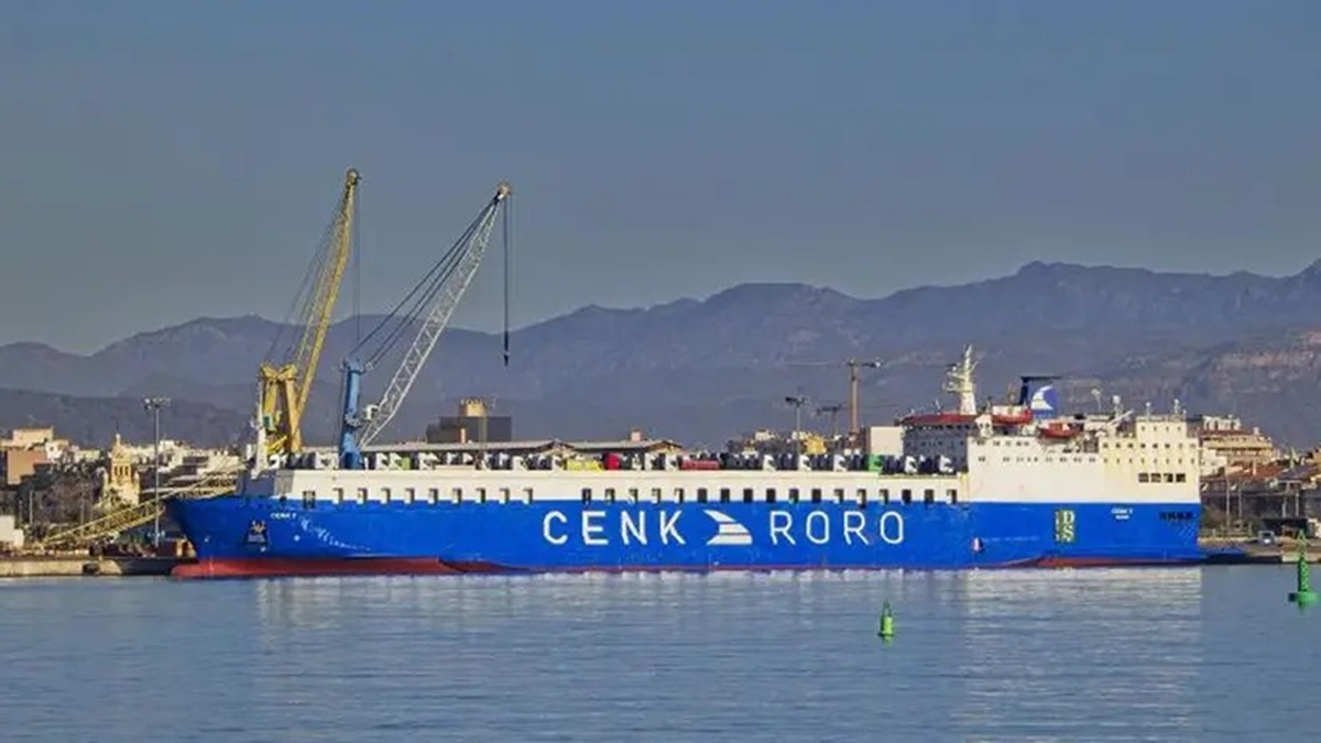 Navio turco Cenk T é atingido por drone russo em Odessa durante ataques a portos, com carga alimentar, danos limitados, sem feridos e impacto diplomático no Mar Negro