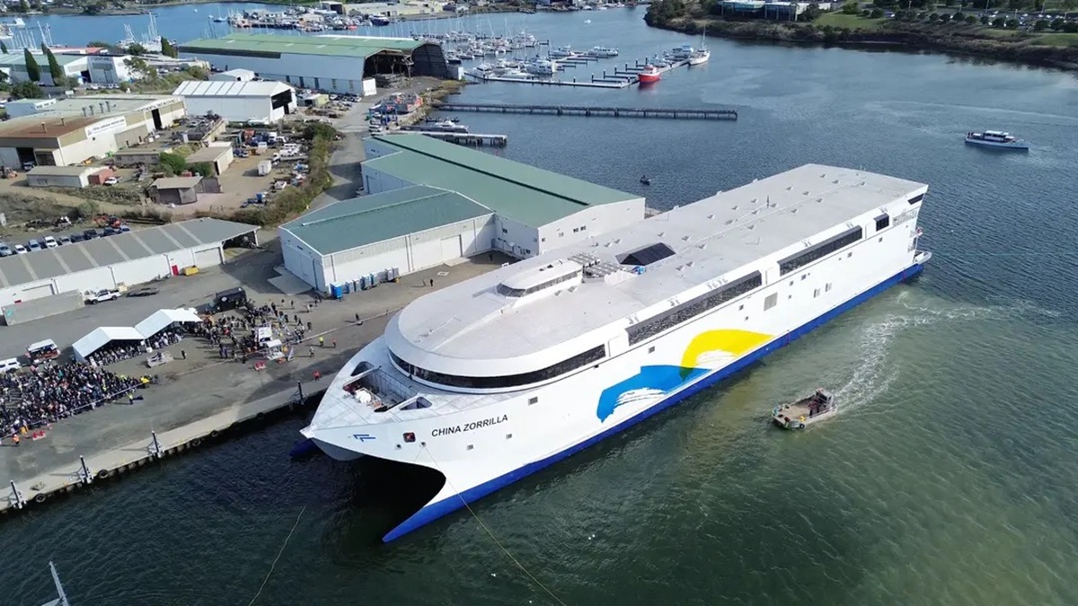 Maior navio elétrico do mundo conclui teste em mar aberto na Tasmânia com 275 toneladas de baterias e capacidade superior a 40 MWh