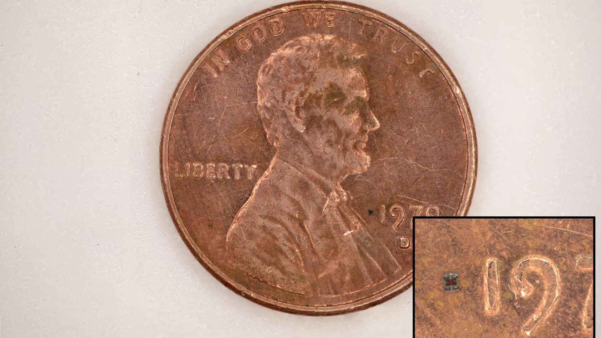 Robôs autônomos microscópicos com 200 micrômetros usam computador submilimétrico, luz LED e custam centavos, apontando usos médicos e industriais.