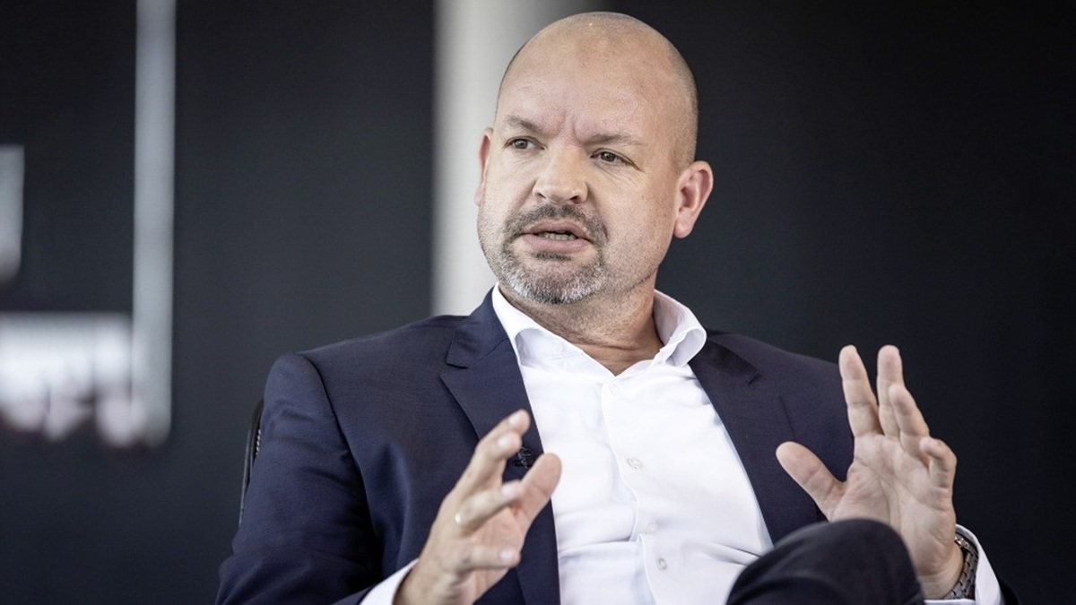 Executivo da Mercedes prioriza elétricos por inovação, mas apoia decisão da UE de manter vendas de combustão após 2035.