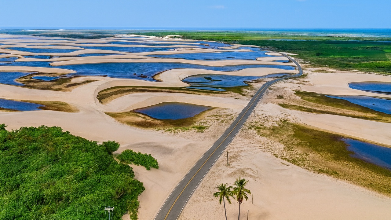 Rodovia brasileira corta o maior complexo de dunas móveis do país, atravessa mais de 150 mil hectares de areia instável e exige manutenção contínua para não ser soterrada pelo avanço do deserto