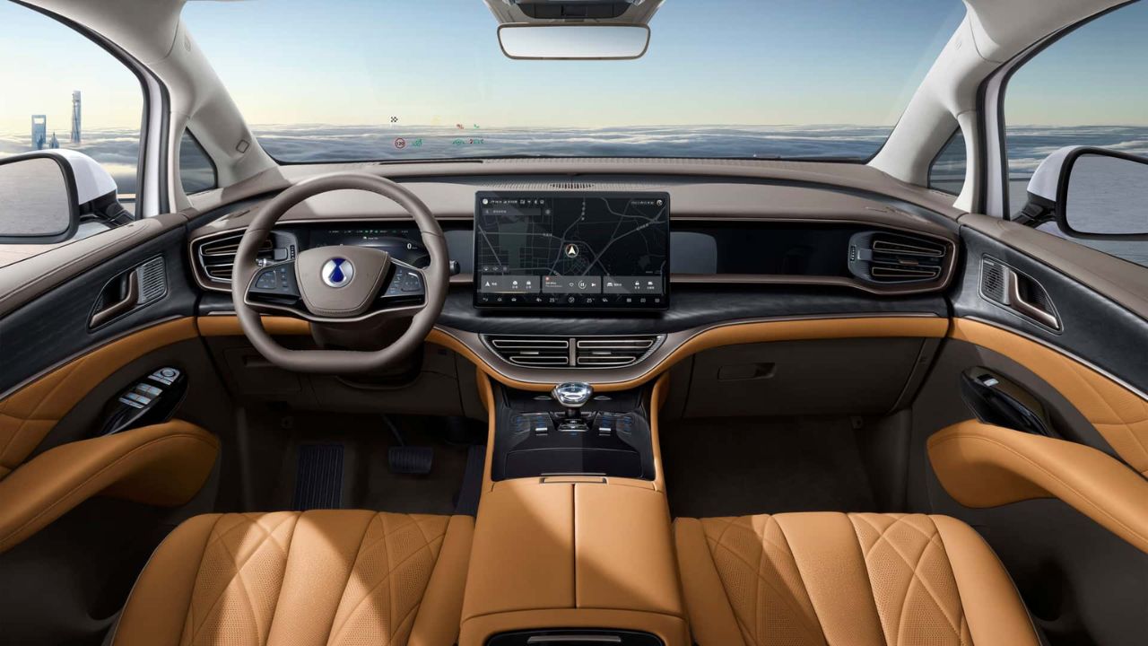 Denza, marca premium da BYD, chega ao Brasil com operação própria, SUV híbrido plug-in e planos ambiciosos até 2026.