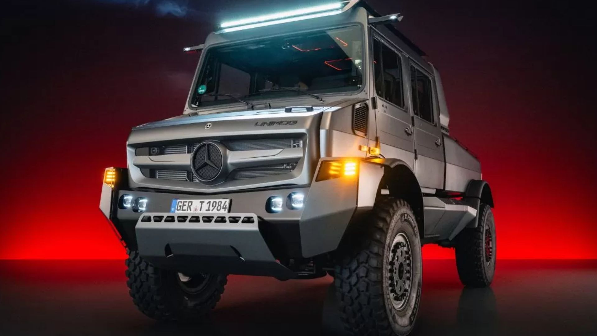 Mercedes Unimog em versão especial enfrentando terreno off-road extremo com visual robusto