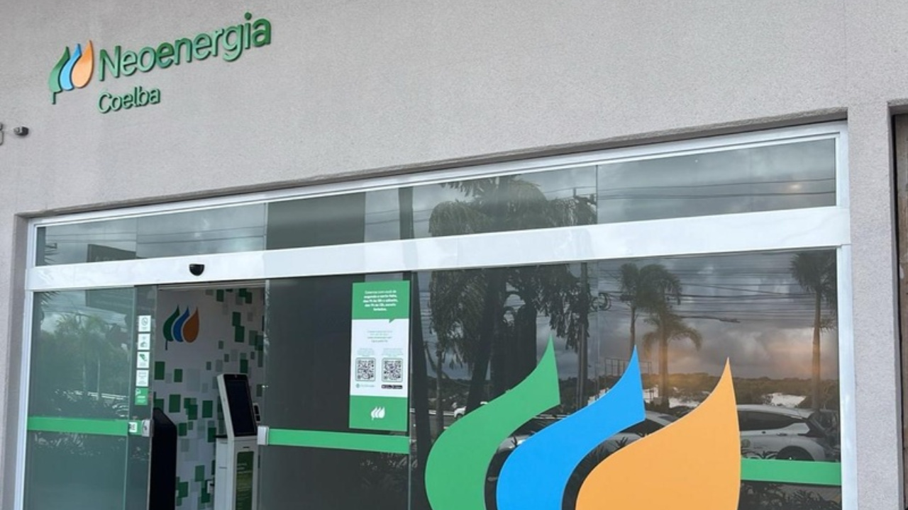 ANEEL mantém penalidade milionária à Neoenergia Coelba após identificar milhares de atrasos no fornecimento de energia e na execução de obras.