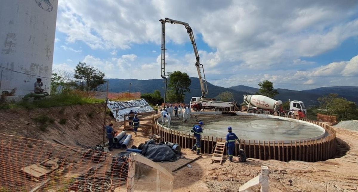 Sistema da Sabesp em Mairiporã avança com reservatório de 2 milhões de litros, concretagem de 190 m³ e entrega prevista para maio de 2026