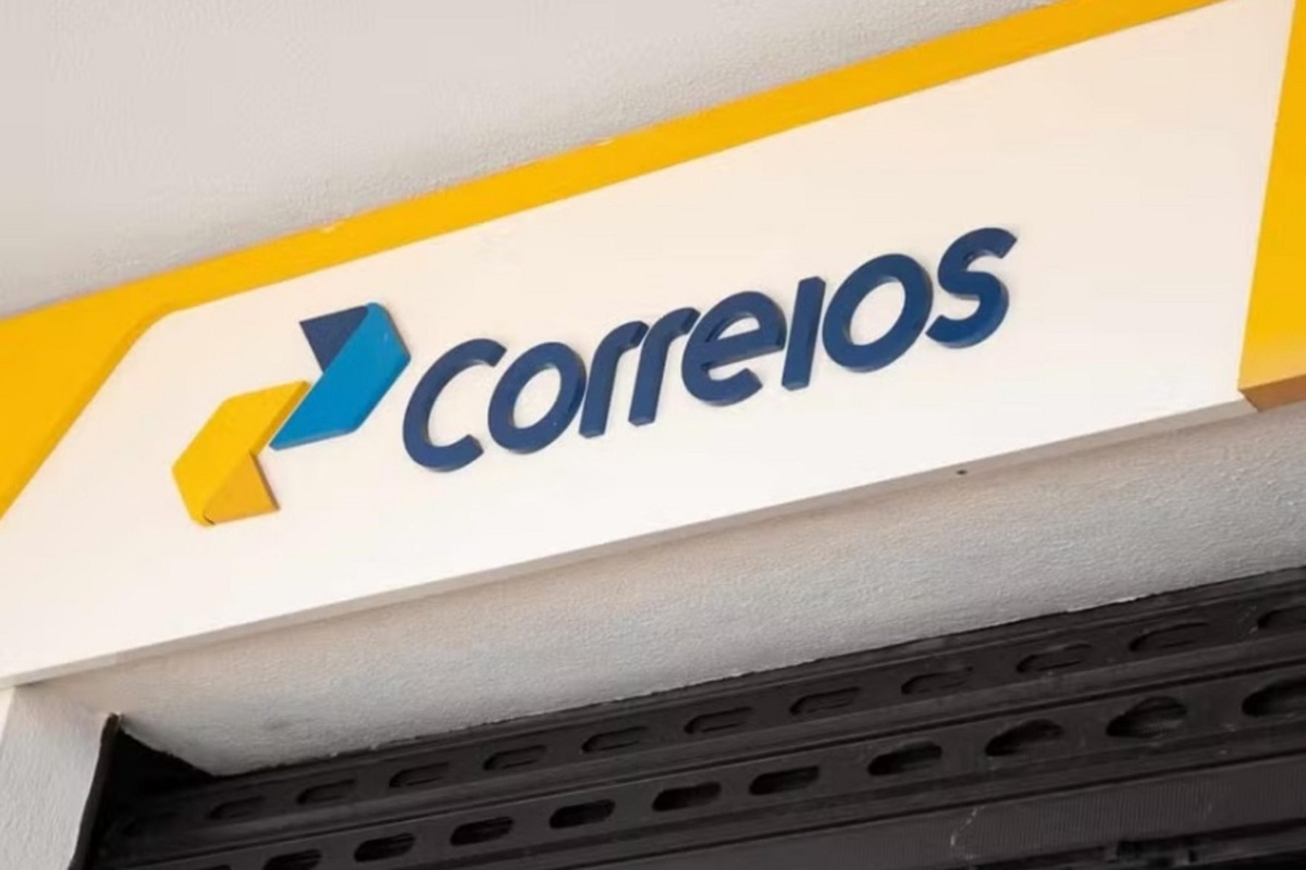 Fachada de agência dos Correios com logotipo da estatal durante greve de trabalhadores que pode afetar entregas e atendimentos.