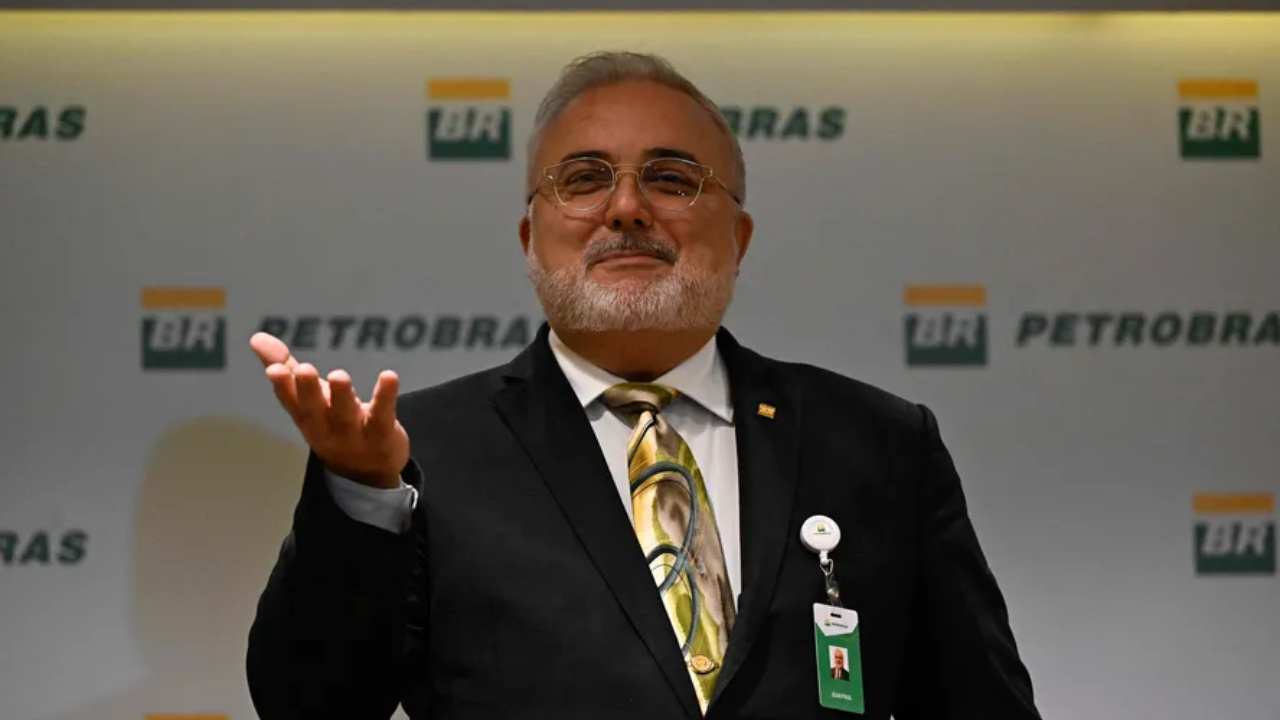 Entrada da Petrobras na energia solar por meio de joint venture com a Lightsource é criticada por ex-CEO, que aponta riscos estratégicos, financeiros e de governança.