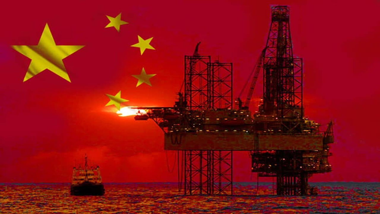 A forte dependência chinesa do petróleo do Oriente Médio expõe riscos logísticos, geopolíticos e financeiros, impulsionando a estratégia de Pequim para reduzir o consumo de combustíveis fósseis e acelerar a eletrificação.