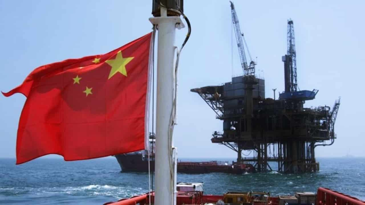 Promessas de estímulos fiscais da China impulsionam o petróleo, mas excesso de oferta, incertezas globais e pressão da OPEC+ mantêm o mercado em alerta.
