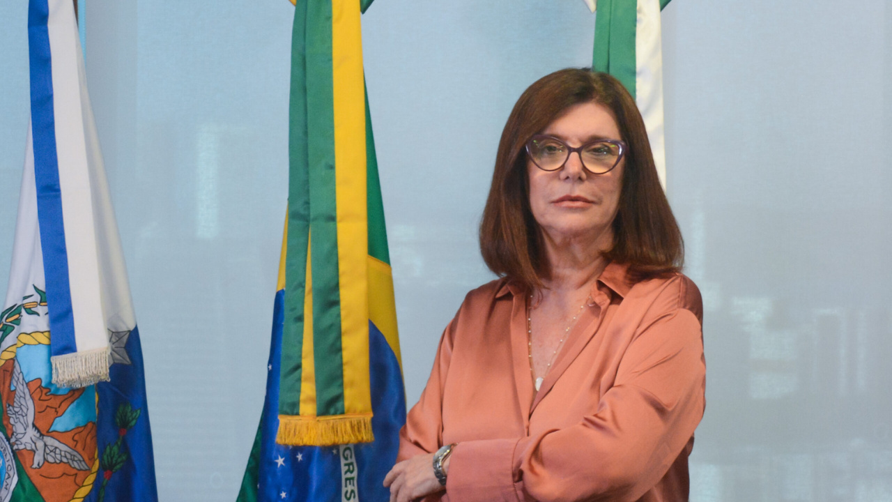 Diante da queda do preço do petróleo, CEO da Petrobras alerta para riscos ao setor, critica tributação atual e propõe modelo anticíclico para garantir competitividade.