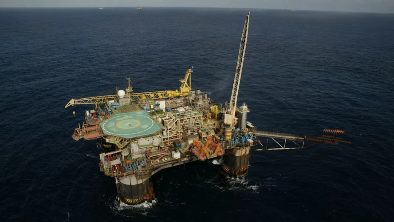 A disputa pelos royalties do petróleo na Região Metropolitana do Rio ganha novo capítulo após o prefeito de Niterói propor a criação de um fundo de R$ 200 milhões para ações de desenvolvimento em São Gonçalo, em meio a um impasse jurídico que envolve STF, ANP e municípios do Leste Fluminense.