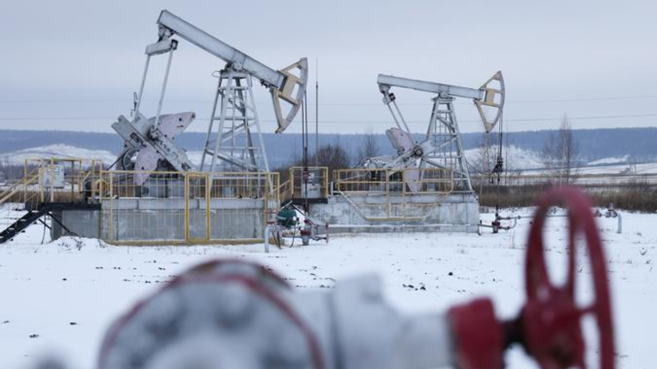 A Rússia registra queda expressiva na receita com exportações de petróleo, atingindo o menor nível desde o início da guerra na Ucrânia e da pandemia, segundo relatório da Agência Internacional de Energia.