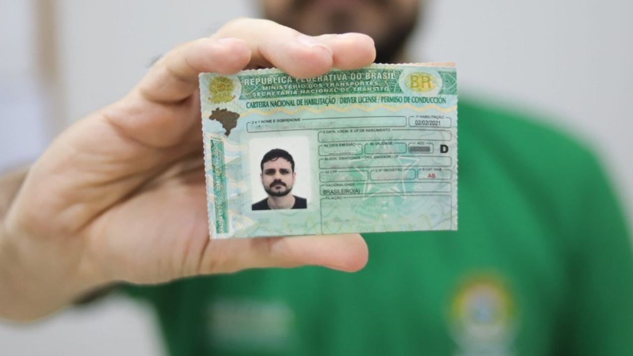 O governo estuda implantar a renovação automática da CNH para bons condutores. Entenda o que muda, quem será beneficiado e o que foi decidido pelo Contran.