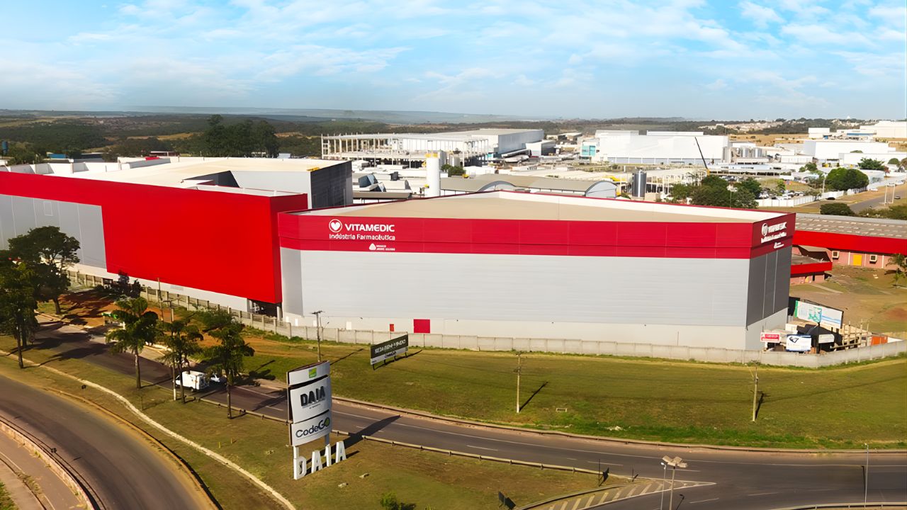 Com investimento de R$ 100 milhões, a Vitamedic inicia a operação de sua nova fábrica em Anápolis, ampliando a produção de suplementos e reforçando sua estratégia de verticalização.