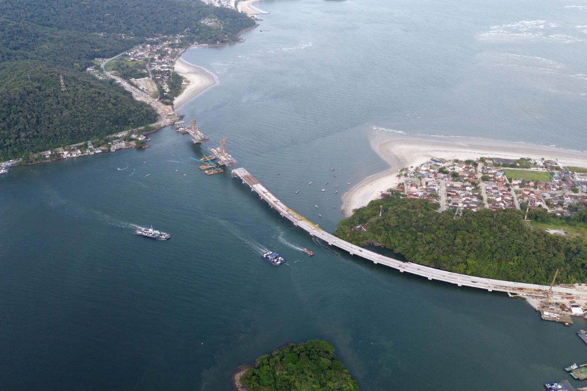 A megaponte Ponte de Guaratuba na PR-412 deve substituir balsa e, com entrega em abril de 2026, promete reduzir filas com quatro faixas, ciclovia e calçadas na travessia do litoral do Paraná.