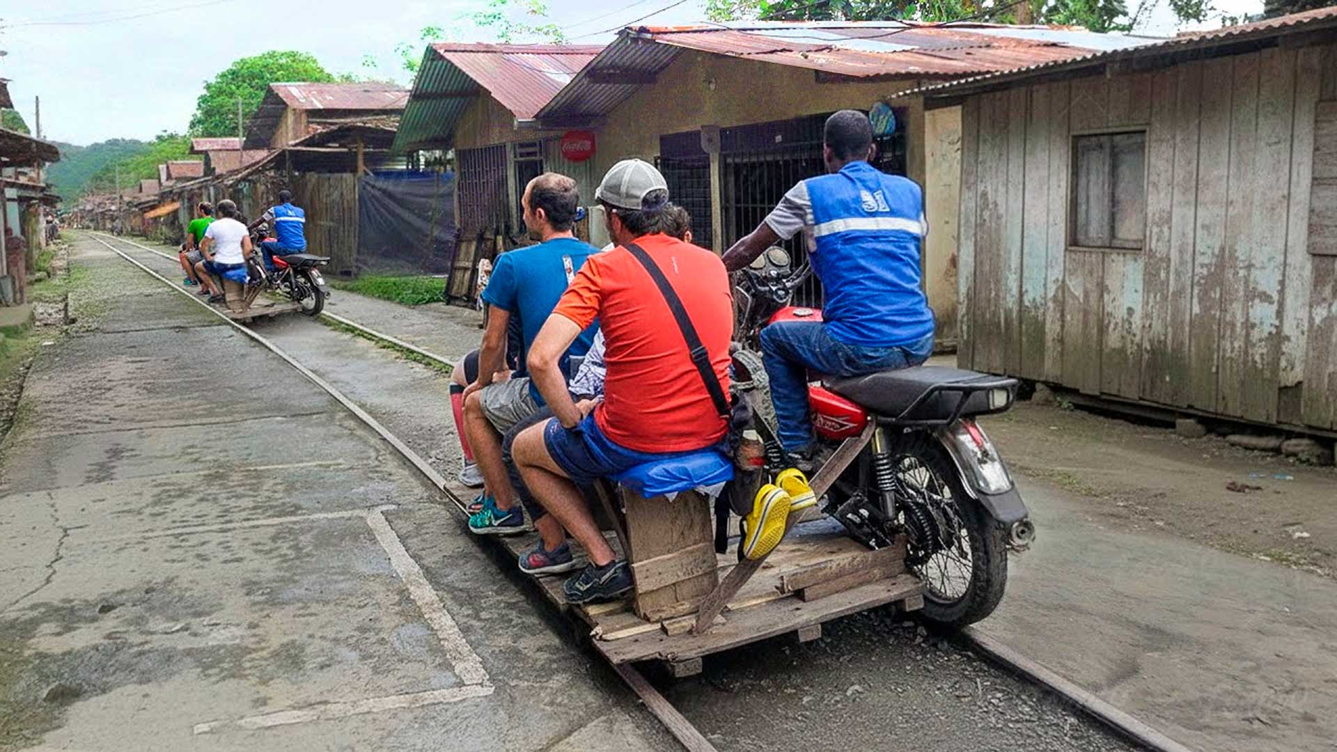 Aldeia tem ideia genial de usar uma linha de trem abandonada para criar um veículo de bambu puxado por motor de moto e transformou trilhos esquecidos em atração no Camboja