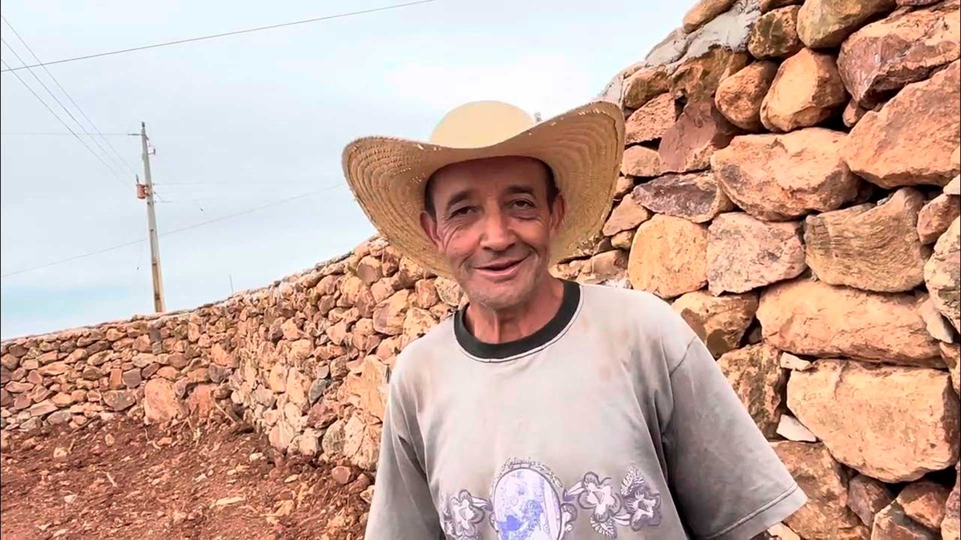Aos 65 anos, seu Giovane ergue 2.000 m² de taipa em condomínio, trabalhando por quase um ano e mostra como o muro de pedra resiste à chuva